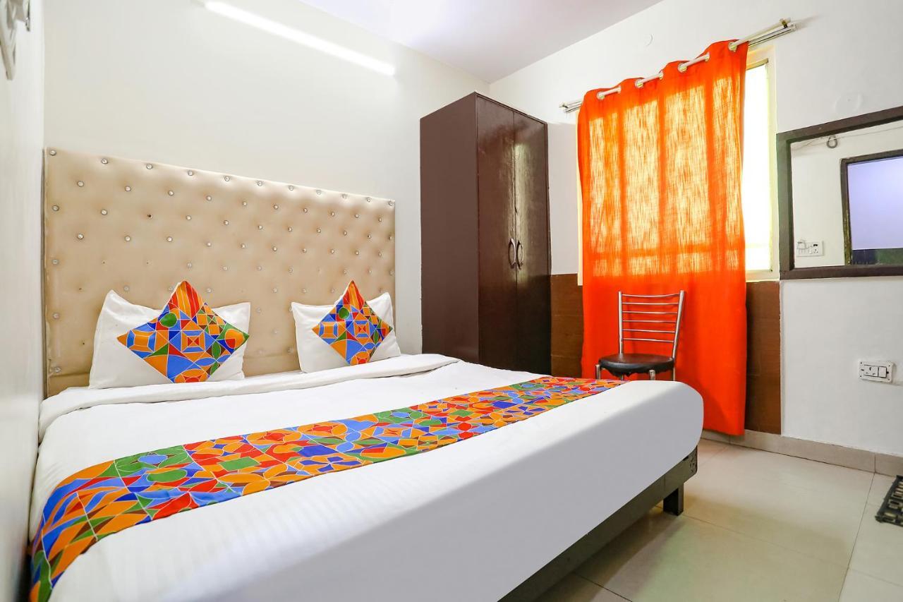 Fabhotel The Lazeez New Delhi Exteriör bild