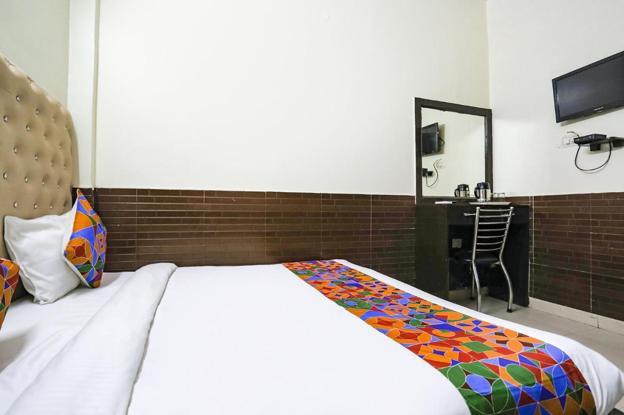 Fabhotel The Lazeez New Delhi Exteriör bild